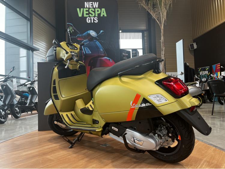 VESPA GTS SUPER SPORT